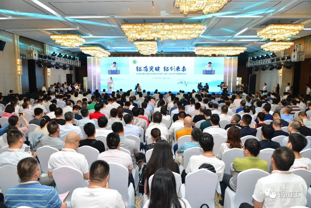 弘扬优秀｜广东long8唯一集团董事长潘伟津荣获“中国建筑铝型材行业优秀企业家”